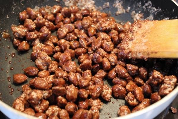Сырой и жареный миндаль: какой полезней, как продукт влияет на организм, каков химический состав, в чем польза и вред для здоровья?