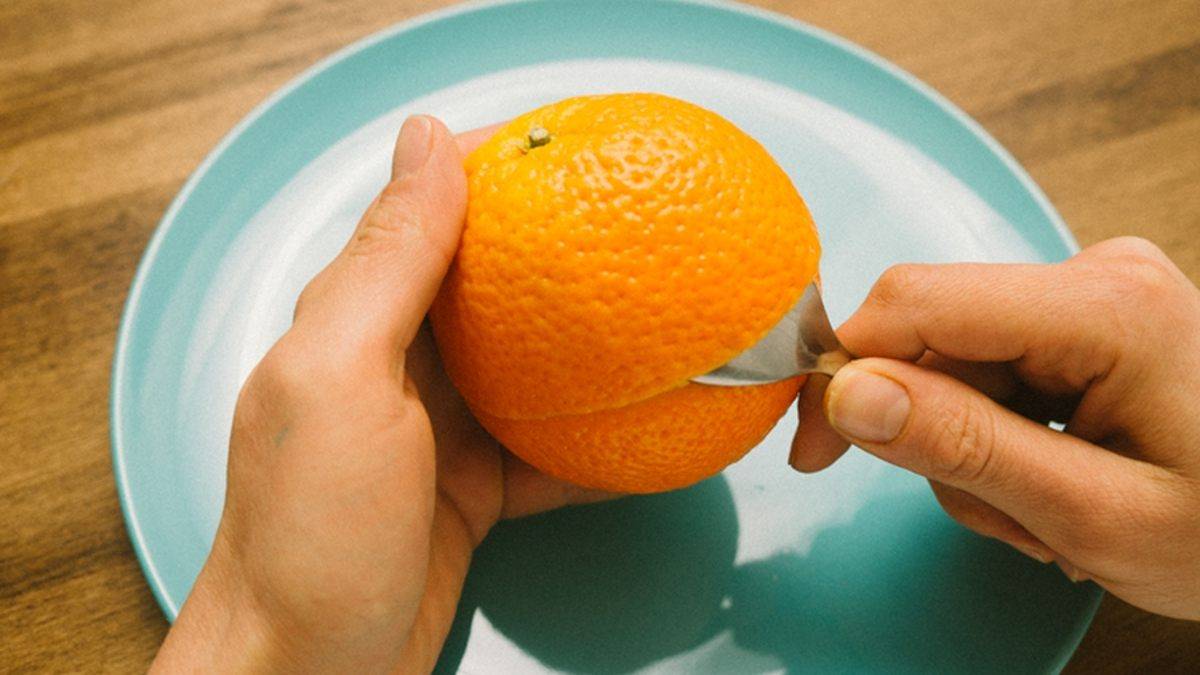 Как быстро почистить апельсин от кожуры и пленок без брызг