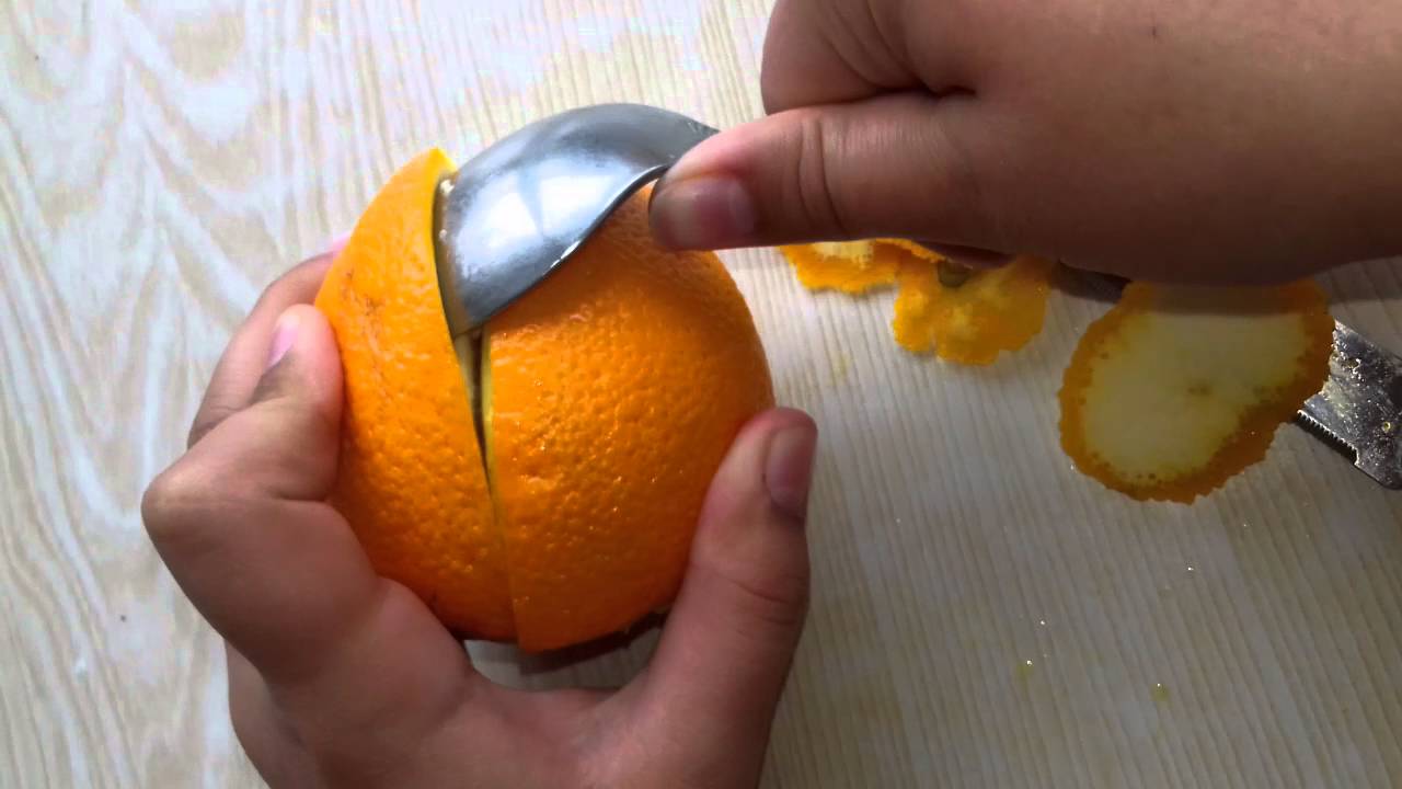 Как быстро и без брызг почистить апельсин