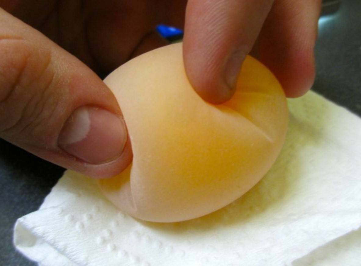 Тонкая скорлупа куриных яиц причины и что делать зимой и летом
