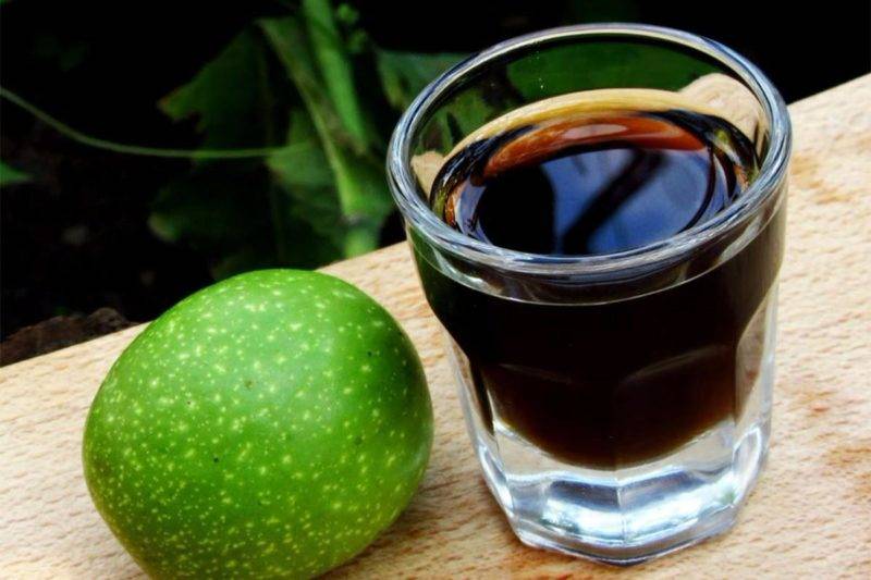 Настойка на грецких орехах: на спирту, на водке, на самогоне, на керосине, как принимать