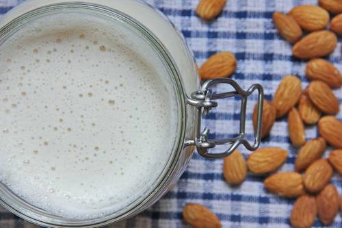 Миндальное молоко: польза и вред, как приготовить, рецепты