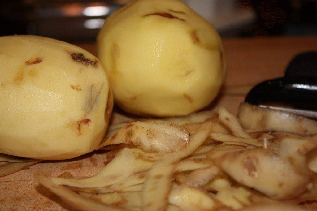 Почему картофель сладкий после подмораживания. Темные пятна на картошке. Потемнение картофеля. Почернение клубней картофеля. Потемнение мякоти картофеля.