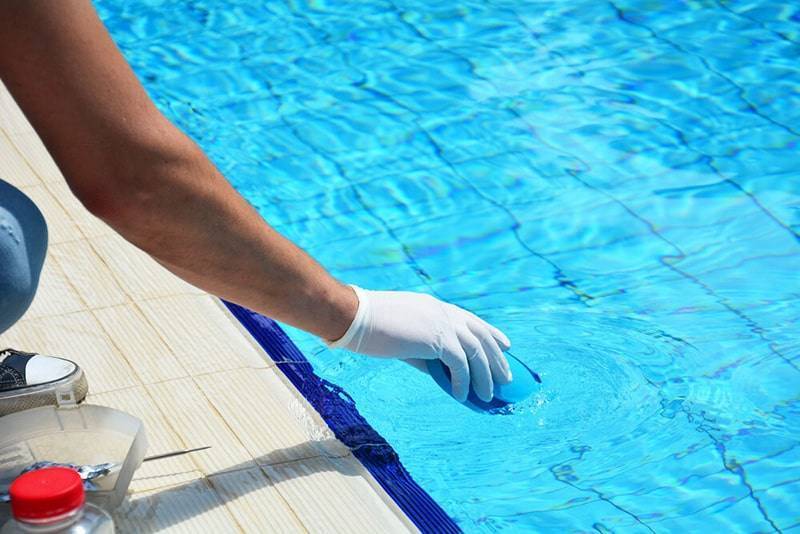 Как часто нужно проводить дезинфекцию воды в бассейне и как правильно это делать?