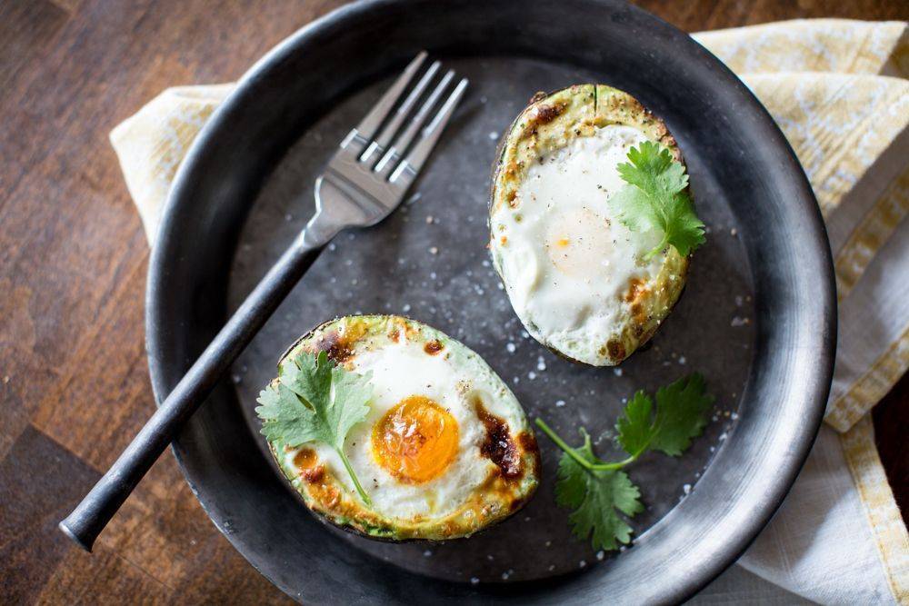 10 блюд из авокадо и яиц на завтрак