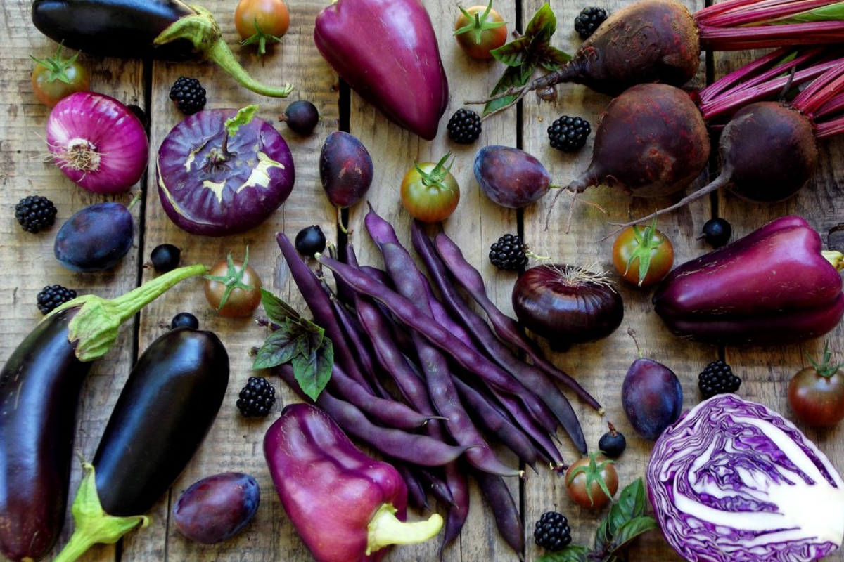 Ягоды семена овощей. Антоцианы антоцианы. Фиолетовые овощи. Фиолетовые фрукты и овощи. Фиолетовые фрукты и овощи и ягоды.