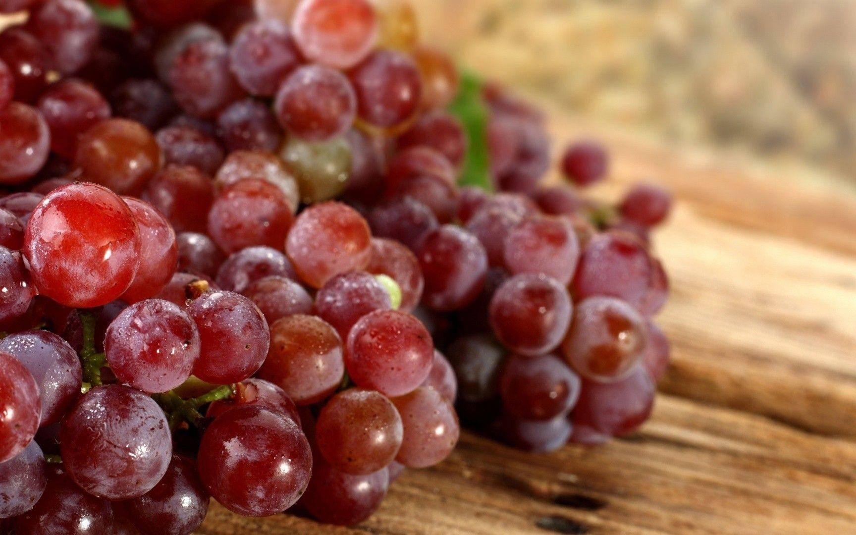 Какой виноград калорийнее: черный или белый