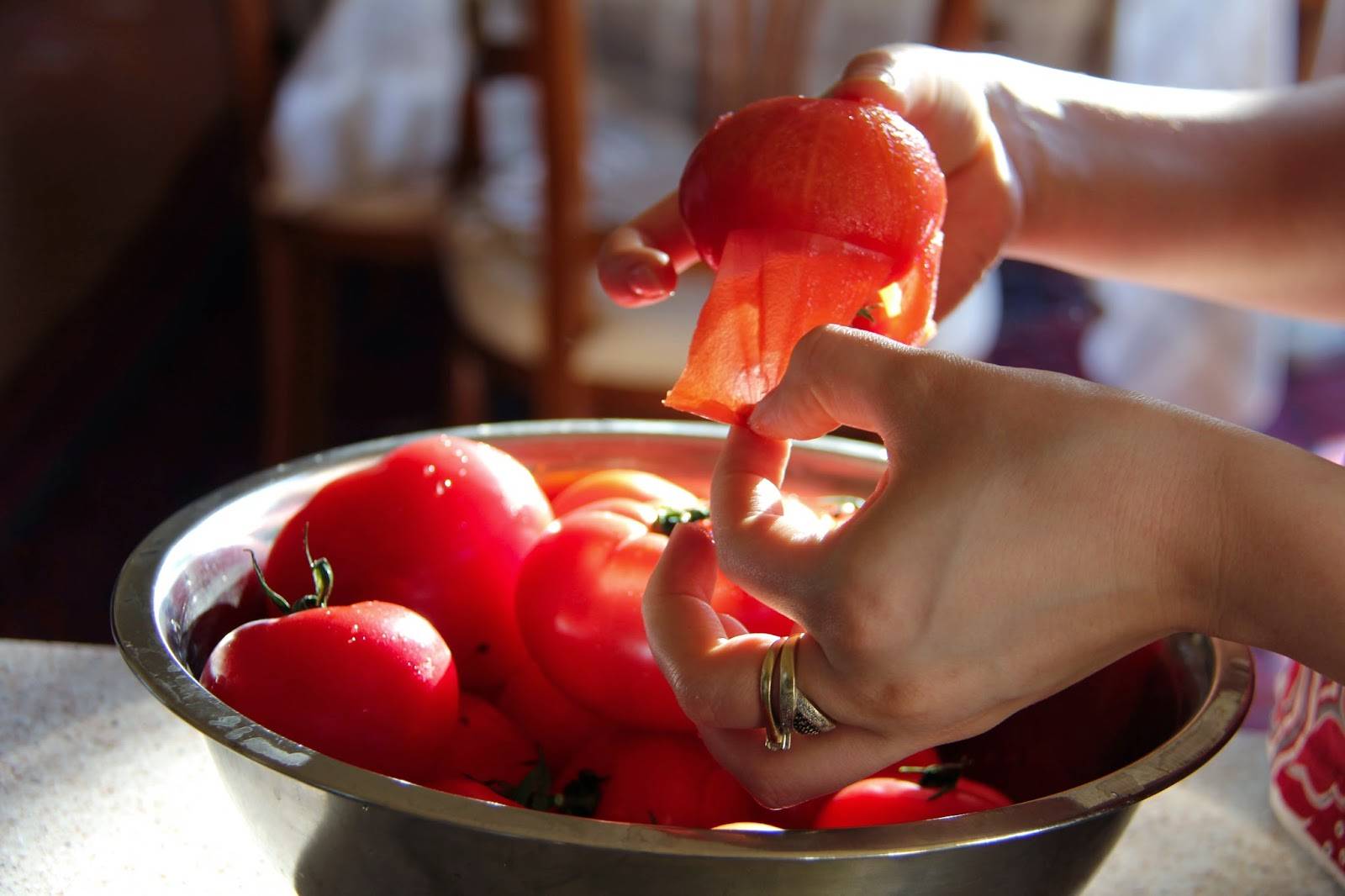 Как снять кожуру с помидора: способы очистить томаты от кожицы с помощью бланширования и других методов