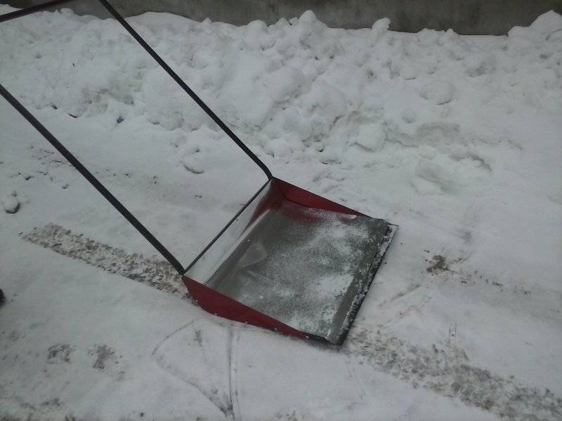 ????лучшие лопаты для уборки снега на 2021 год. самые популярные модели, снегоуборочные лопаты из стали и пластмассы.