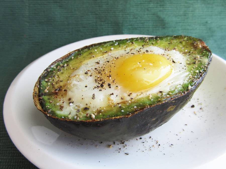 Яичница с авокадо на сковороде рецепт с фото