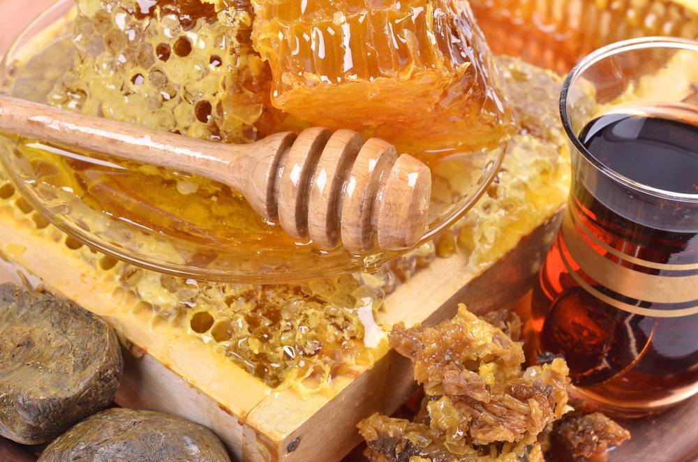 Полезные свойства и как принимать мед с пчелиной пергой