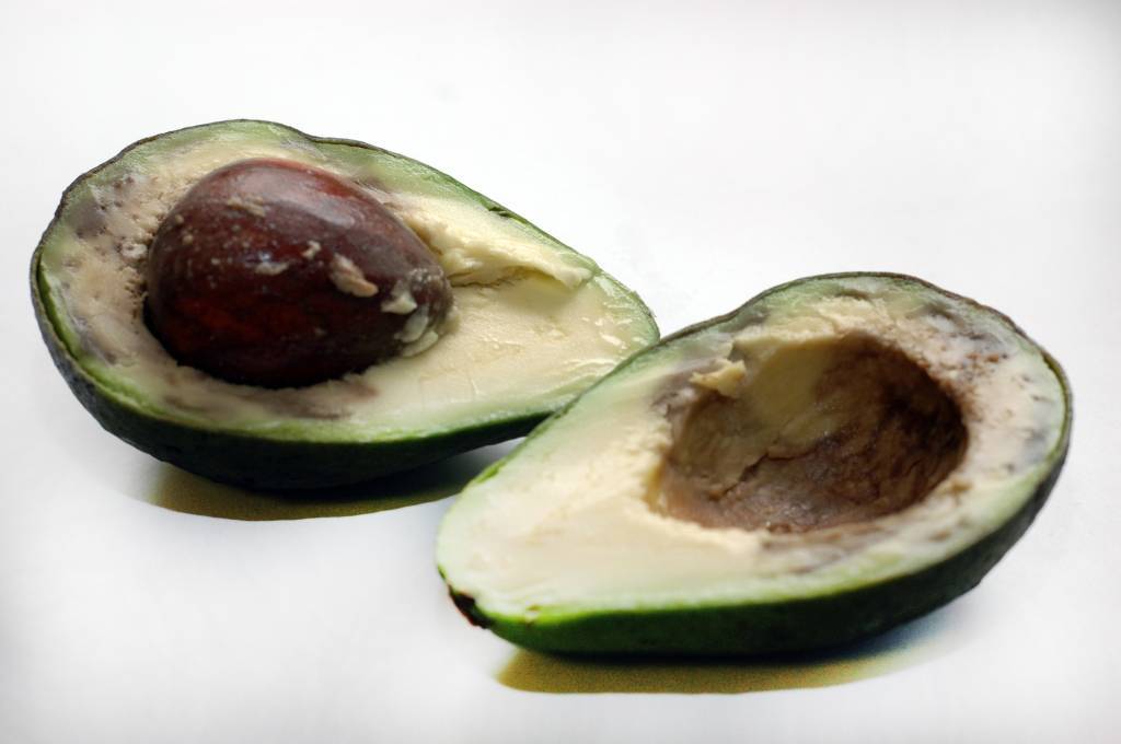 Можно ли есть авокадо черное внутри, горькое, потемневшее, с коричневыми прожилками