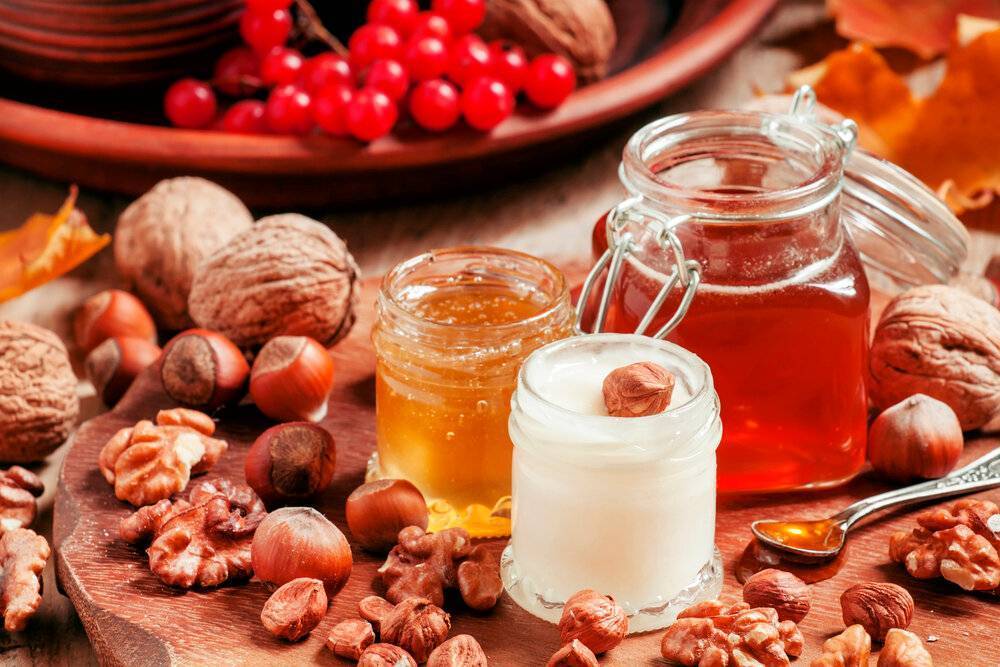Зачем смешивают грецкие орехи с медом и как их едят