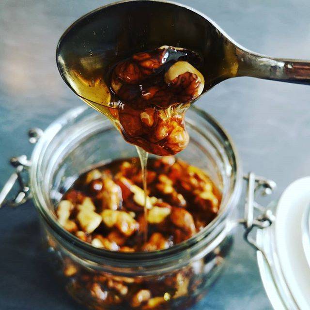 Грецкие орехи с медом | народная медицина: лечение травами и другими природными богатствами