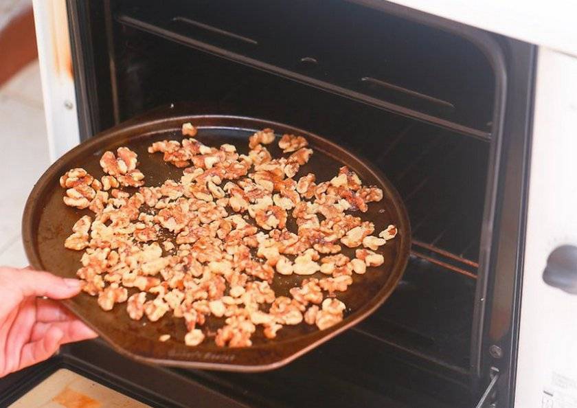 Как пожарить орехи на сковороде или в духовке