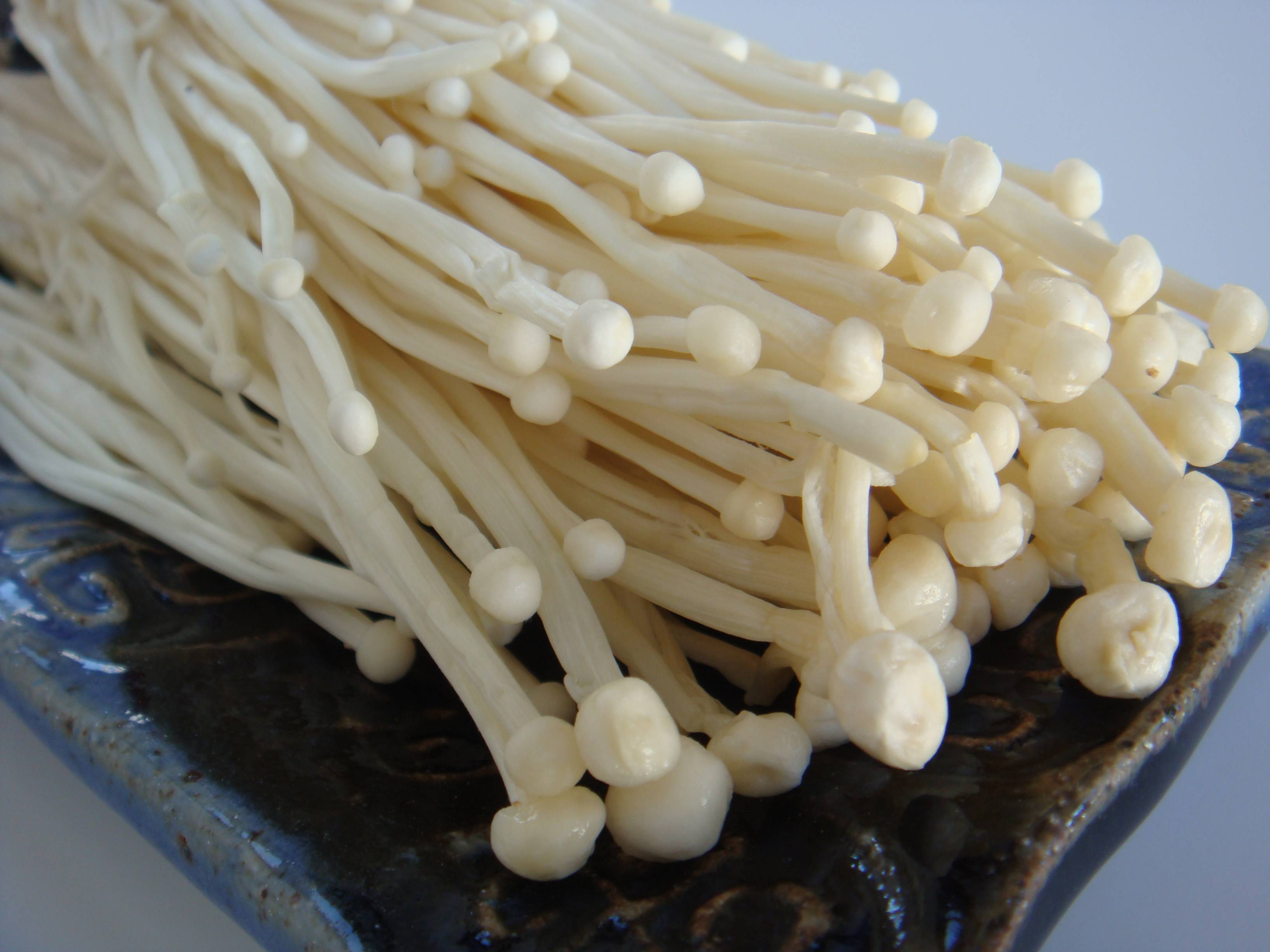 Китайские грибы. Корейские грибы Эноки. Эноки, энокитаке. Грибы корейские длинные Эноки. Корейские грибочки Эноки.