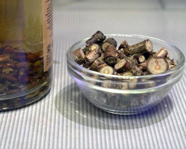 Настойка на листьях черной смородины и ветках: рецепты на водке, самогоне