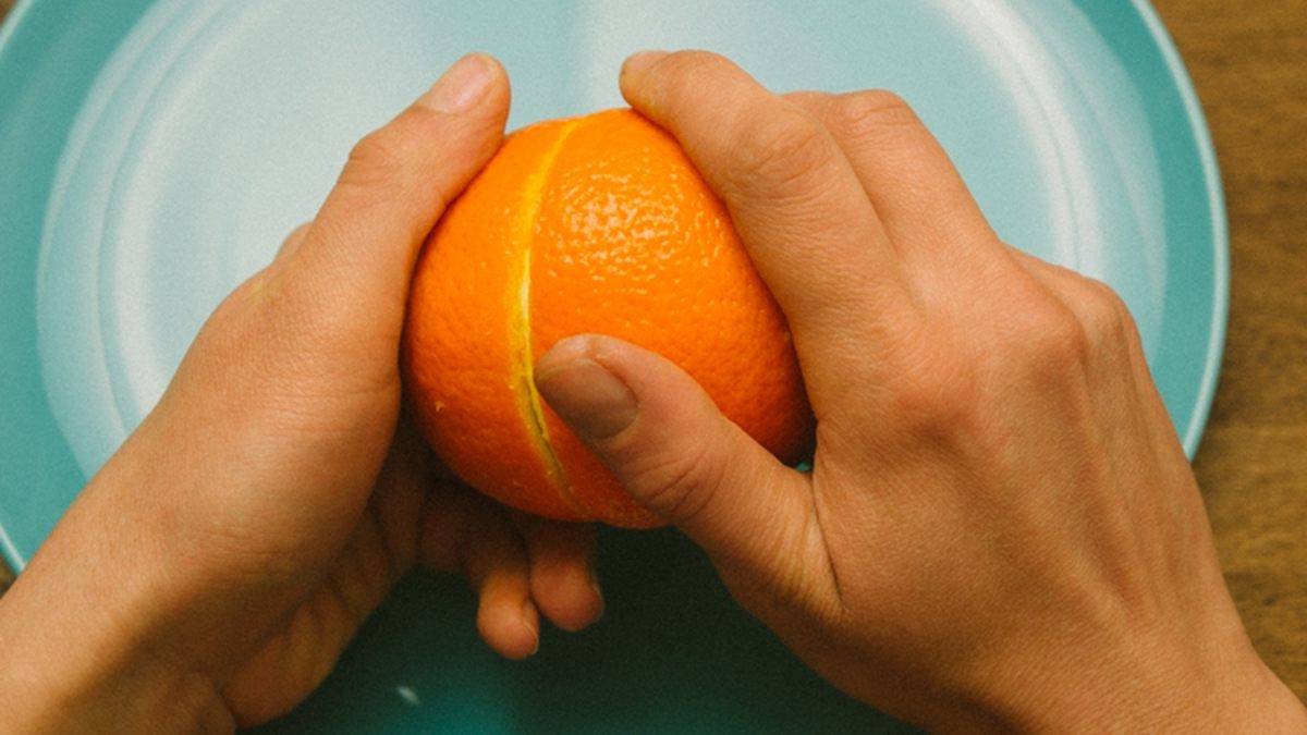 Быстро и без брызг учимся чистить апельсин