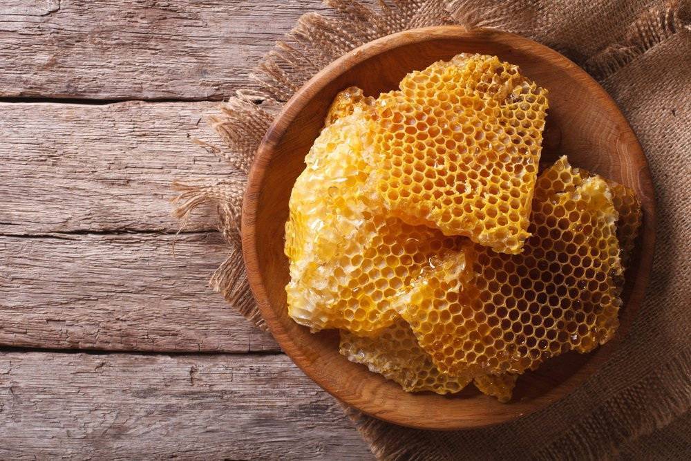 Мед в сотах: польза и вред, можно ли глотать воск, как правильно употреблять, полезные свойства