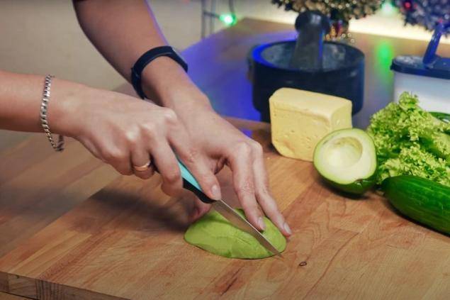 Как почистить и нарезать авокадо