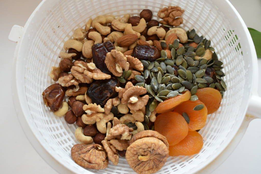 Нужно ли мыть орехи перед употреблением и жаркой: правила для арахиса, фундука, кешью, макадамии, кедрового и грецкого ореха