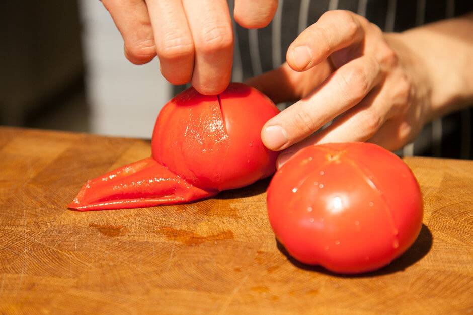 5 классных способов, как быстро снять кожуру с помидора