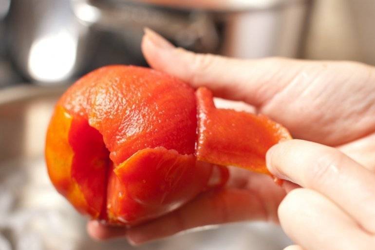 Как снять кожуру с помидора быстро: кипятком, в микроволновке, ножом или горелкой