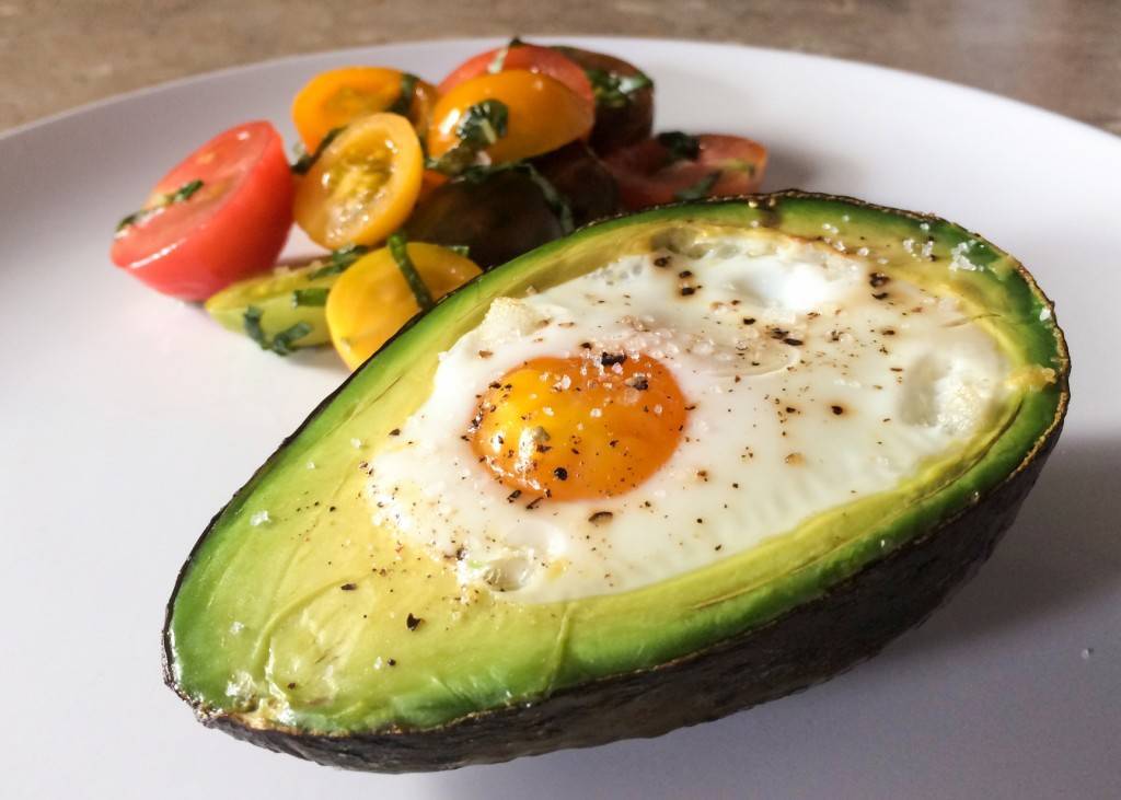 Запеченное авокадо с яйцом — пошаговый рецепт с фото