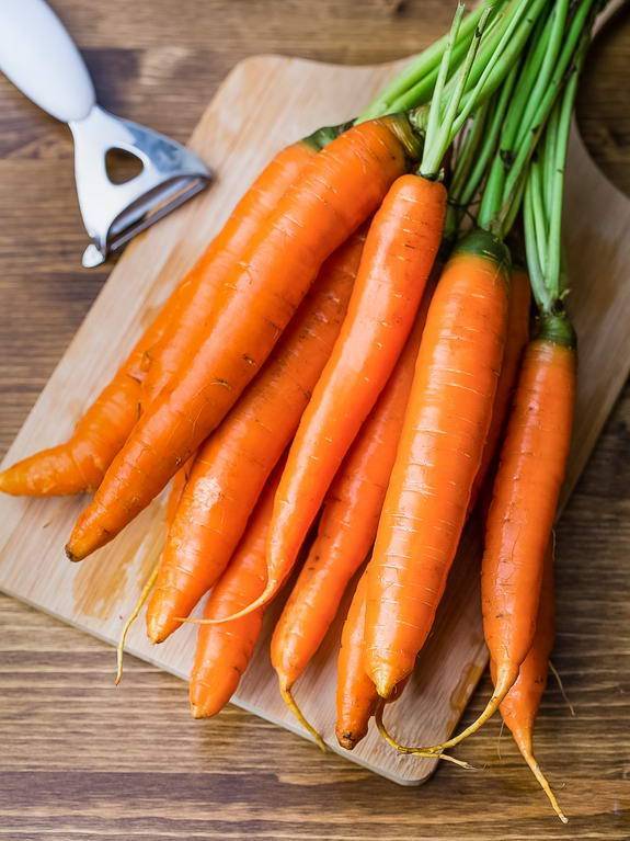 Почему все сорта посеянной моркови выросли белыми внутри и снаружи, в чем причина, что корнеплод становится уродливым - корявым и рогатым?