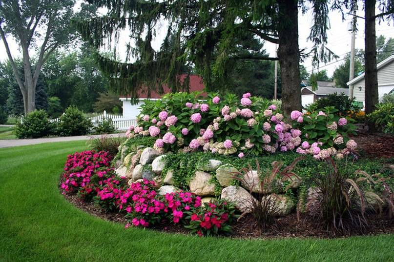 Клумбы из хвойников: схема посадки с названиями, дизайн перед домом с можжевельником, цветами, розами, камнями и туей
 - 27 фото